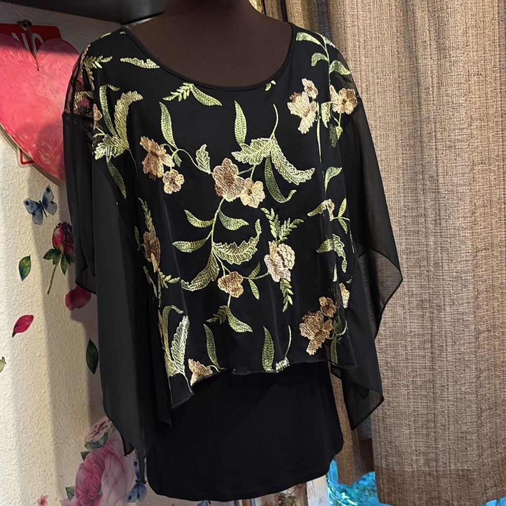 Cha Cha Vente stunning black embroidered floral asymmetrical blouse. Size L.